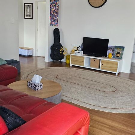 This Fabulous, Single-Level 3 Plus 1 Small Room With Folding Sofa Home Auckland Kültér fotó