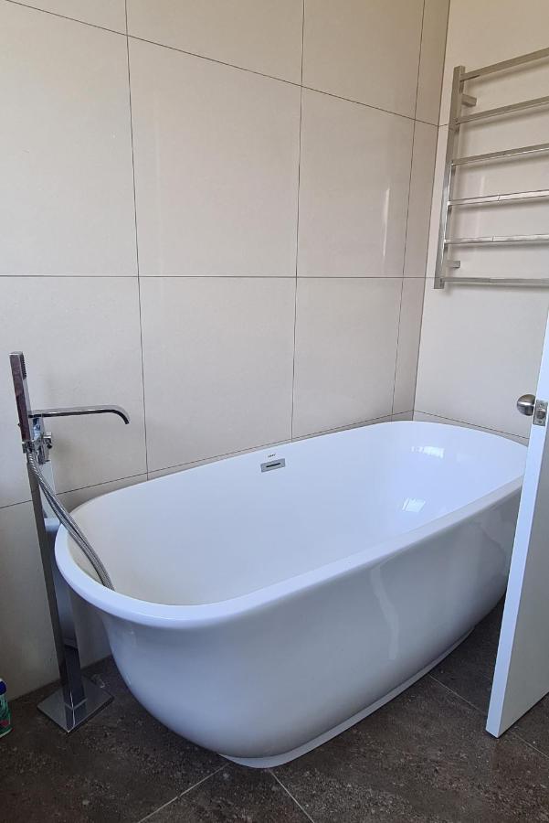 This Fabulous, Single-Level 3 Plus 1 Small Room With Folding Sofa Home Auckland Kültér fotó