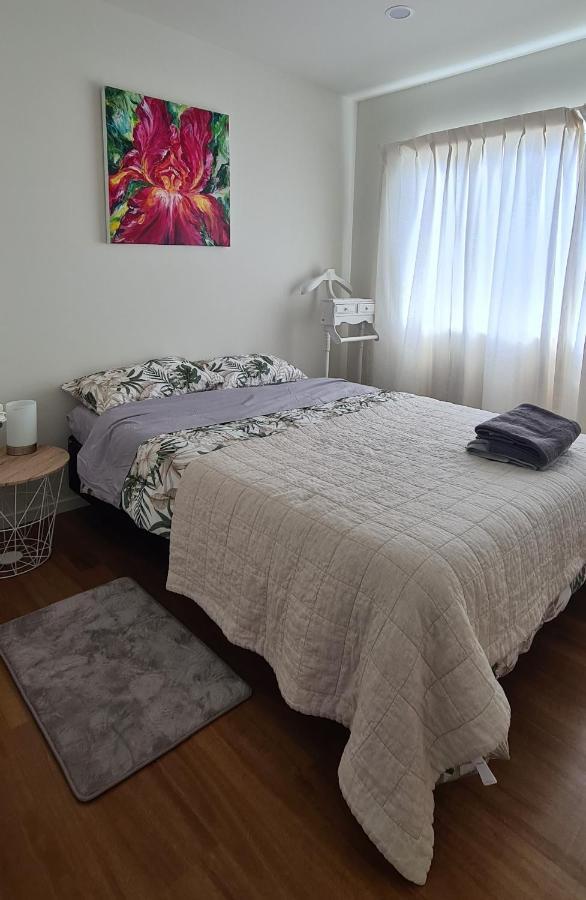 This Fabulous, Single-Level 3 Plus 1 Small Room With Folding Sofa Home Auckland Kültér fotó